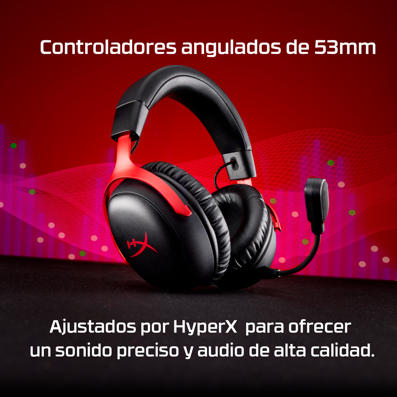 Auriculares HyperX negros y rojos sobre una superficie oscura, con fondo rojo y texto sobre calidad de sonido y tamaño.