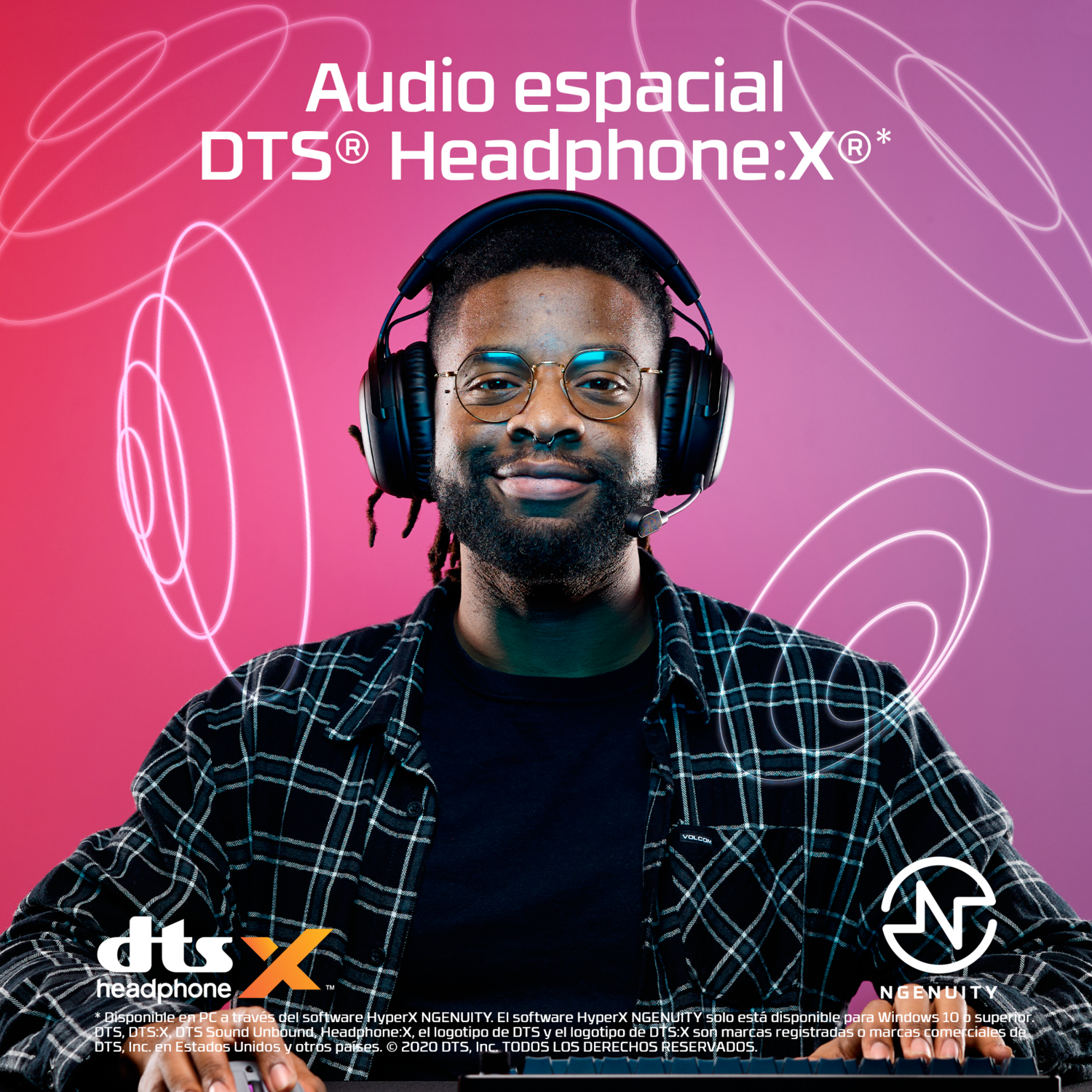 Un hombre con gafas y rastas usa auriculares. El fondo es rosa y morado con líneas de neón blancas. El logotipo de DTS Headphone:X es visible.