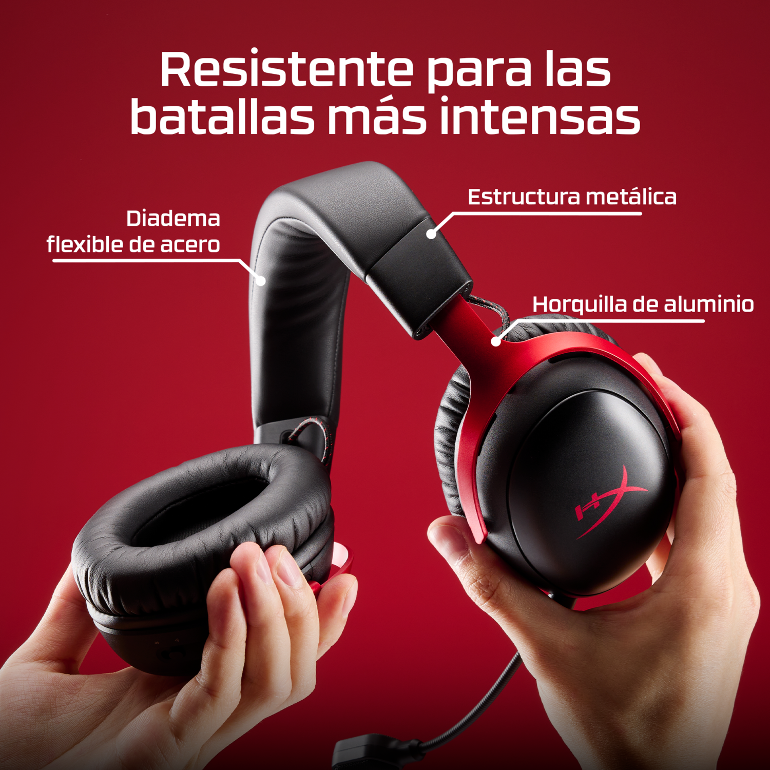 Manos sosteniendo auriculares para juegos negros y rojos. El texto destaca la estructura metálica, la horquilla de aluminio y la diadema de acero.