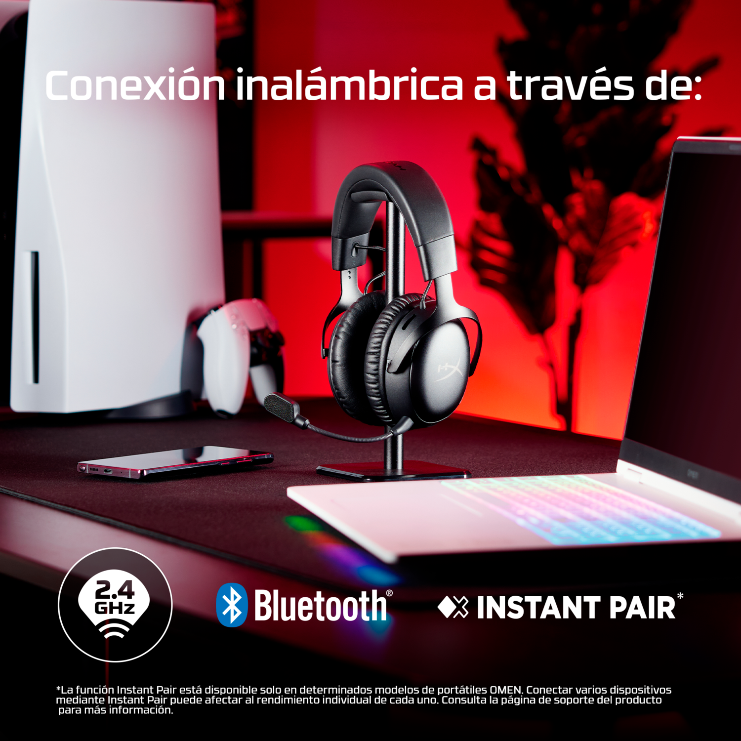 Auriculares negros en un soporte. Portátil, smartphone y consola en el fondo. Logos Bluetooth y 2.4 GHz visibles.
