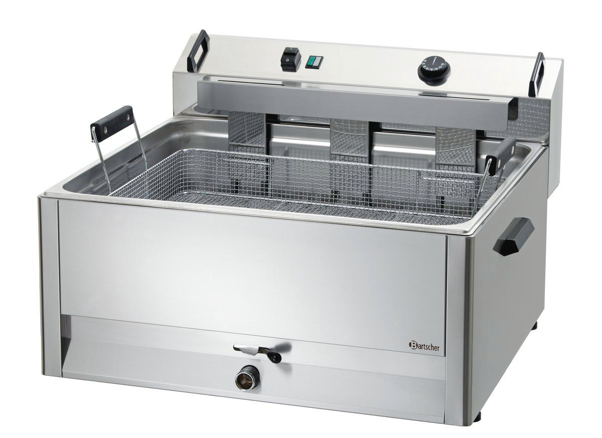 Edelstahl-Gastro-Fritteuse. Sie hat einen großen rechteckigen Tank, einen Drahtkorb und Drehknöpfe oben.