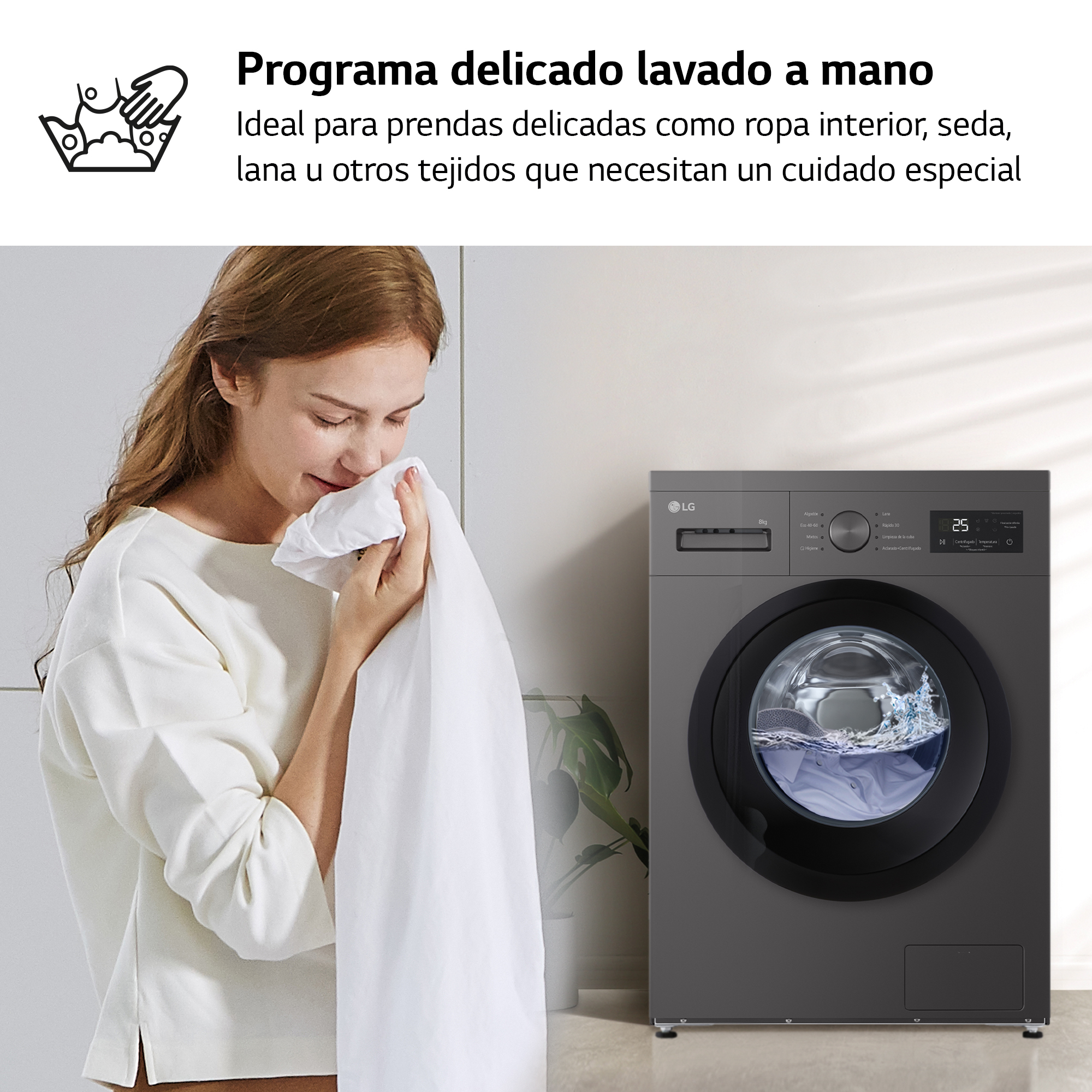 Mujer oliendo una tela blanca cerca de una lavadora gris oscura. El texto superior describe lavado delicado.