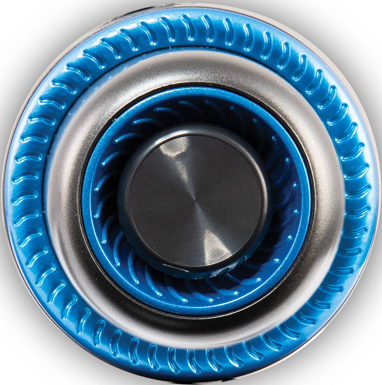 Nahaufnahme eines kreisförmigen Objekts mit konzentrischen Ringen. Der äußere Ring ist blau, gefolgt von Silber und einer grauen Mittelscheibe.