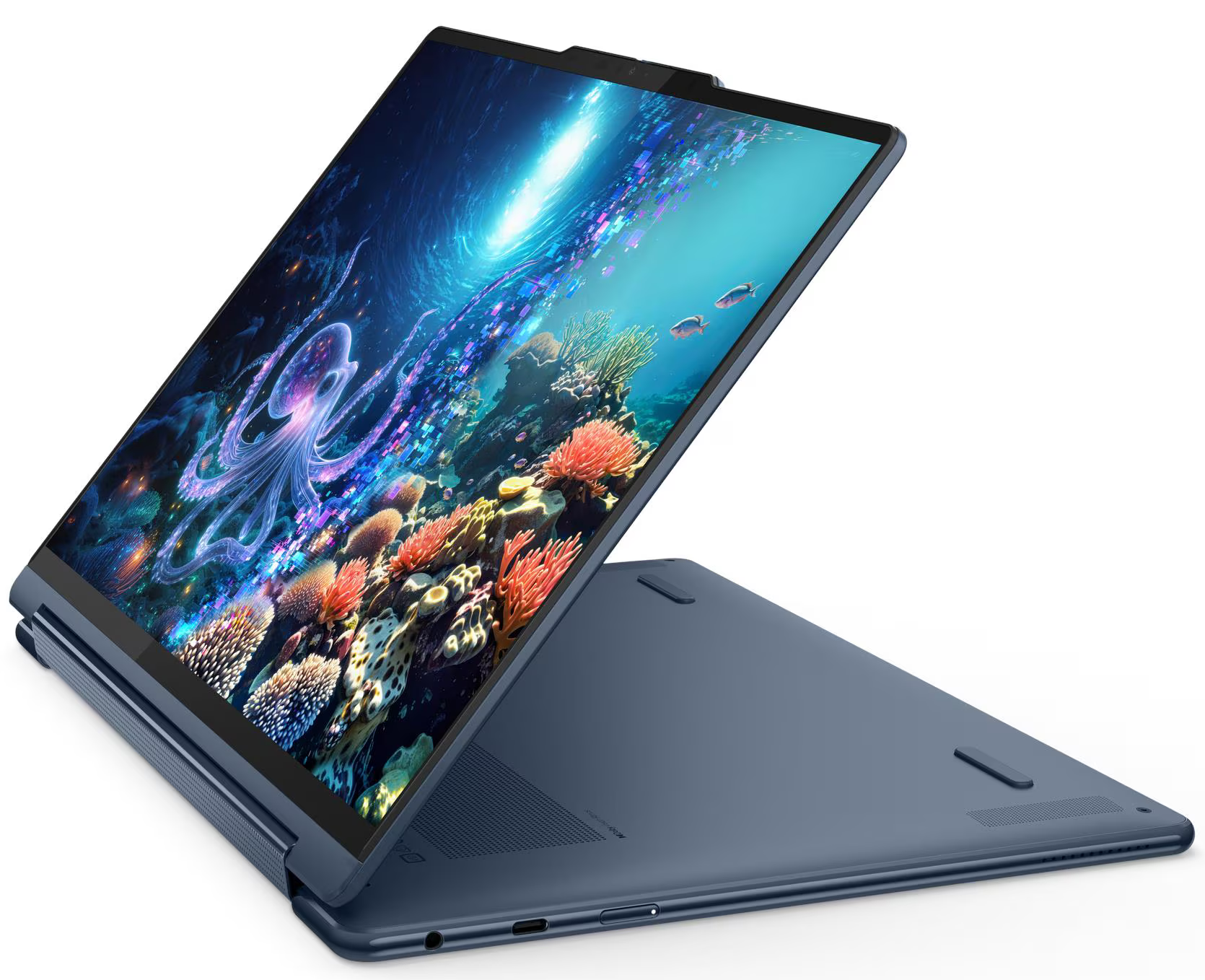 Laptop víz alatti jelenettel a képernyőn. Kék tok, nyitott, polipot, korallt és halat mutat.