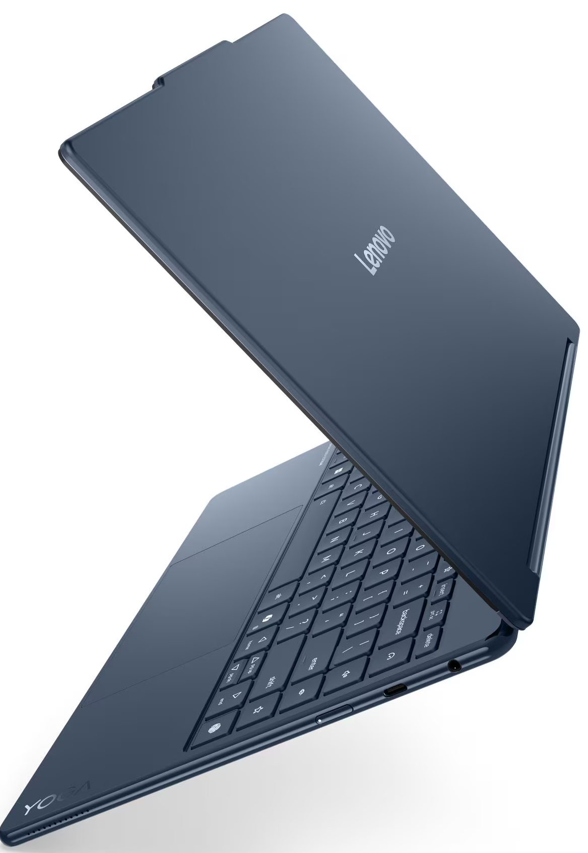 Egy kék Lenovo Yoga laptop nyitva. A billentyűzet látható, a Lenovo logóval a fedélen.