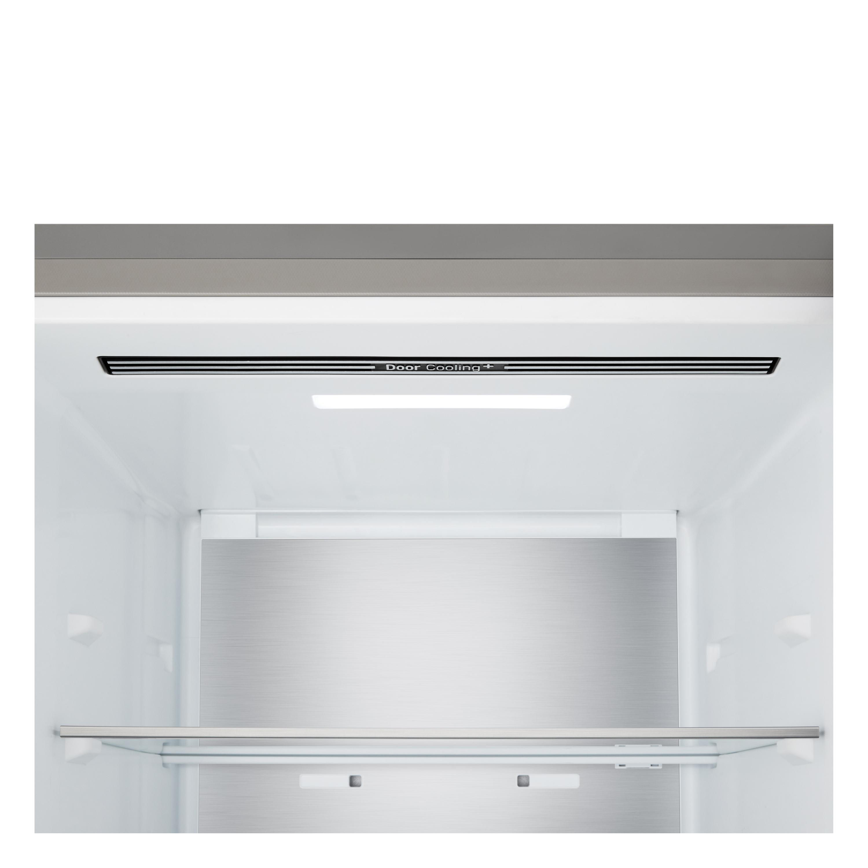 Im Inneren eines Kühlschranks. Mit einem Regal, einer metallischen Rückwand und einem Licht. Oben steht Türkühlung+.