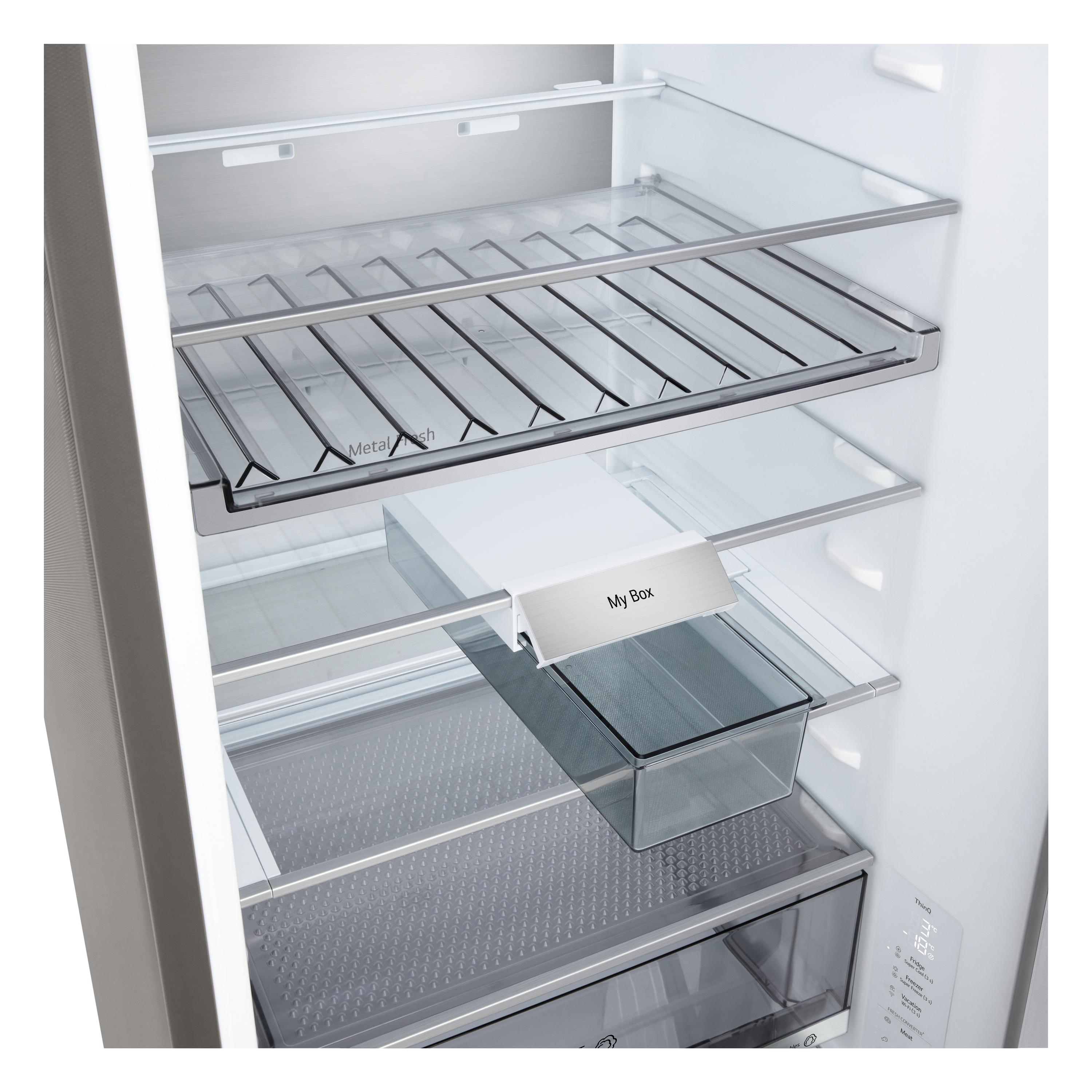 Im Inneren eines Kühlschranks mit Glasböden und Schubladen. Das oberste Regal hat ein Metallgitter. Eine 'My Box'-Schublade ist sichtbar.