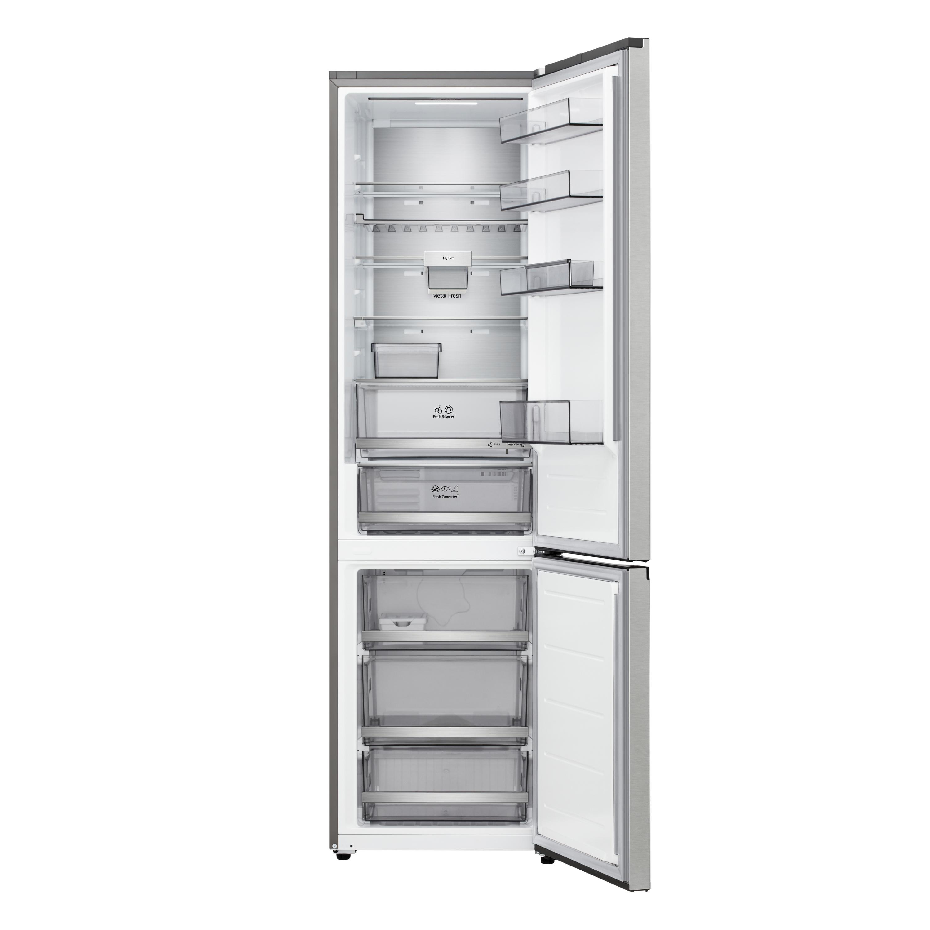 Offener Kühlschrank mit Regalen, Schubladen und Fächern. Innen befindet sich ein Licht. Die Kühlschranktür ist offen.