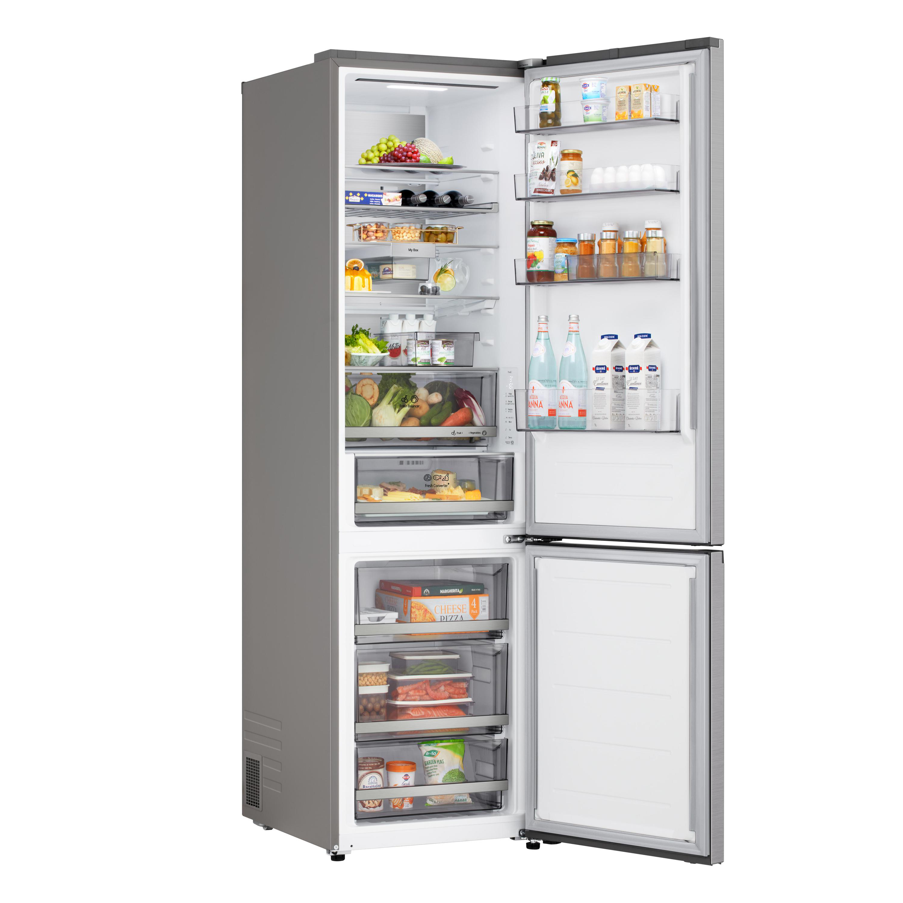Geöffneter Kühlschrank mit Lebensmitteln: Obst, Gemüse, Getränke und Tiefkühlpizzas. Graue Außenseite und weißes Innere.