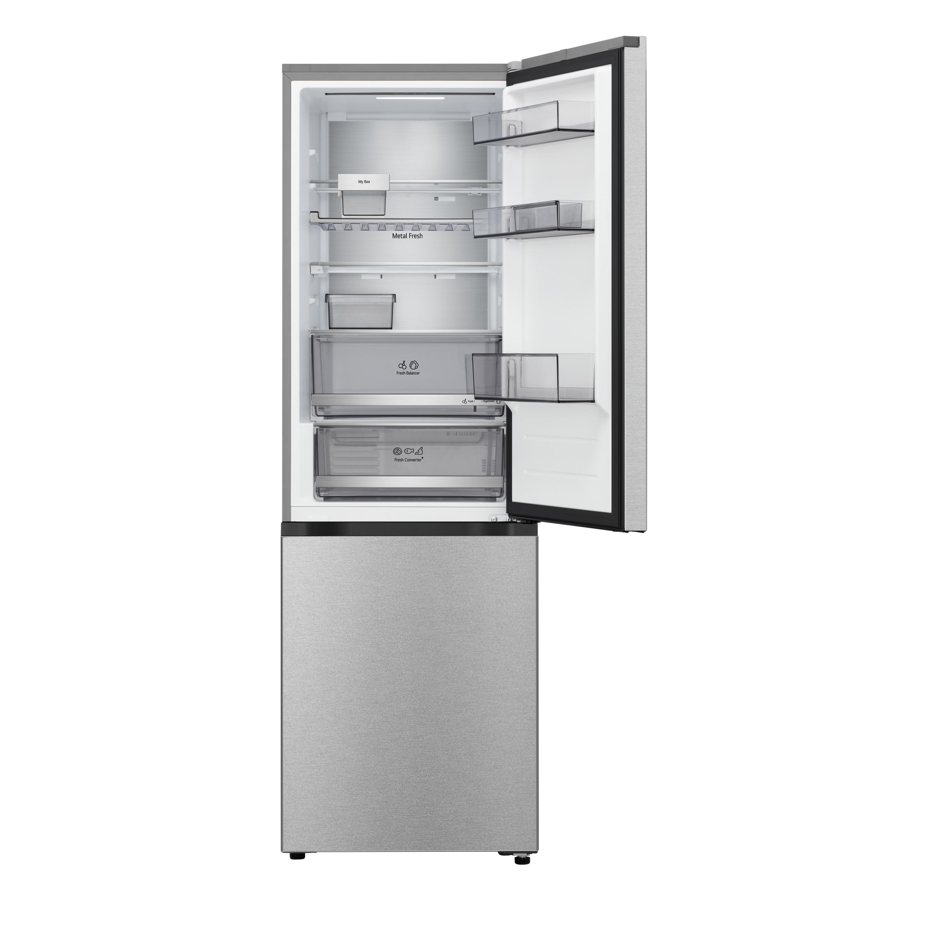 Ein Edelstahlkühlschrank mit geöffneter Tür, die Regale, Schubladen und Fächer zeigt.