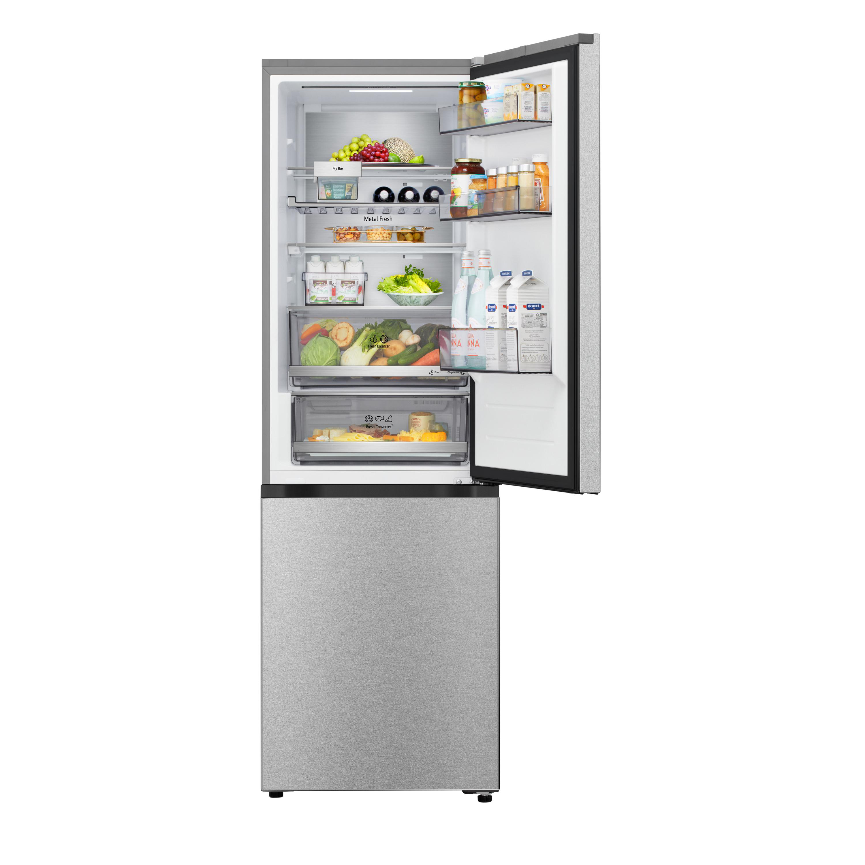Geöffneter Kühlschrank gefüllt mit Lebensmitteln: Obst, Gemüse, Getränke und verpackte Waren mit Edelstahl-Finish.