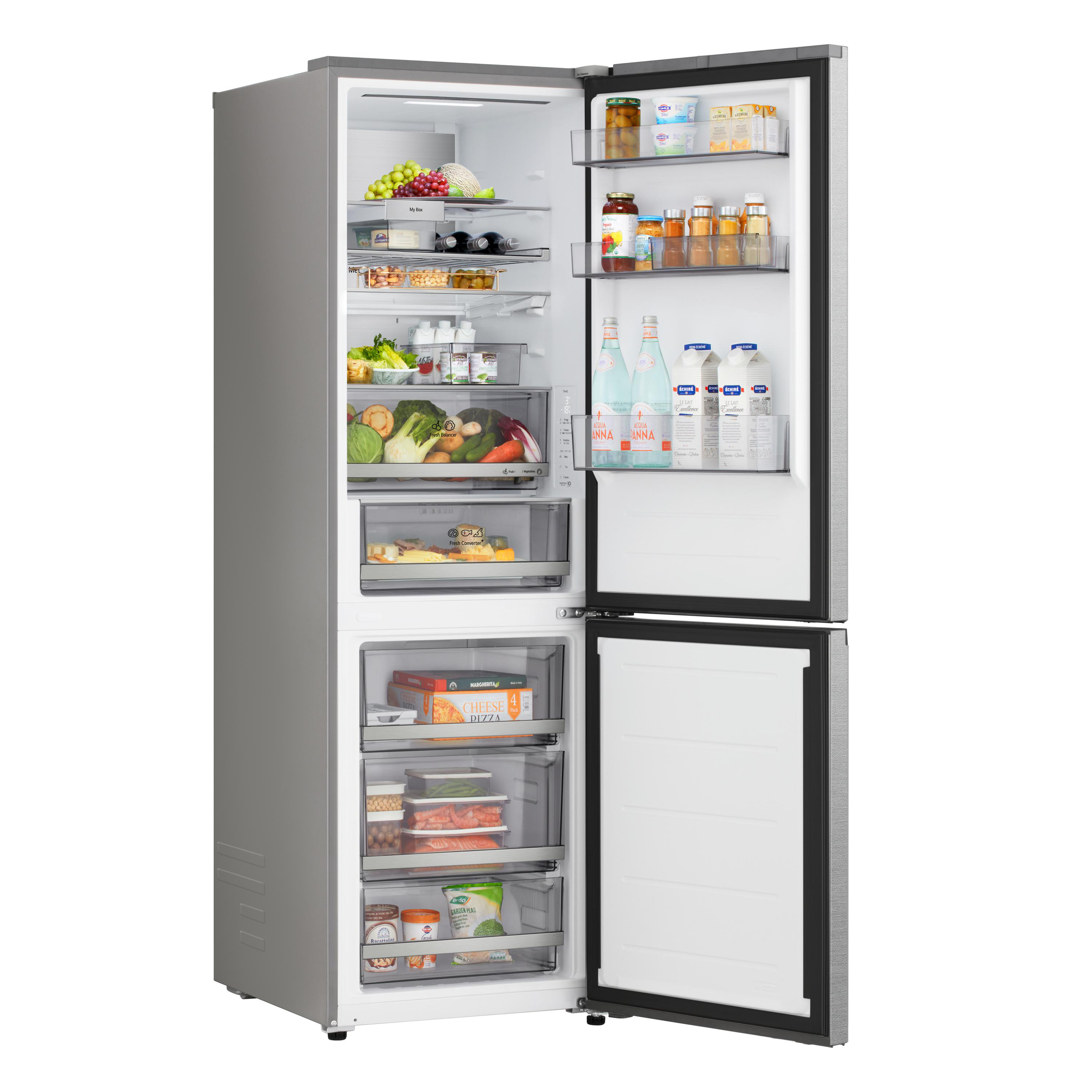 Offener Kühlschrank voller Lebensmittel. Oberer Teil mit Obst, Gemüse und Gläsern. Unterer Teil mit Pizza und Tiefkühlkost.