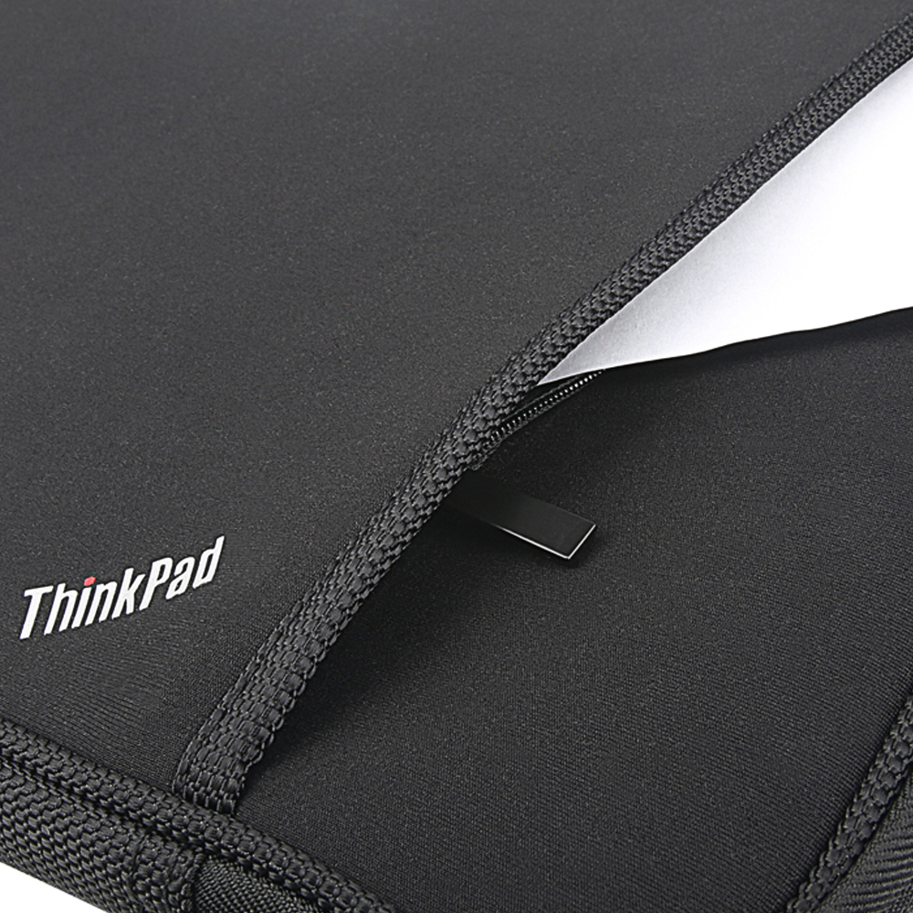 Fekete ThinkPad laptop tok, nyitott cipzár, fehér papírt mutat. A márkanév fehér színben látható.