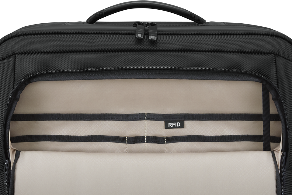 Nyitott fekete bőrönd belseje. Bézs bélés rekeszekkel. Fekete pántok és cipzár. RFID címke látható.