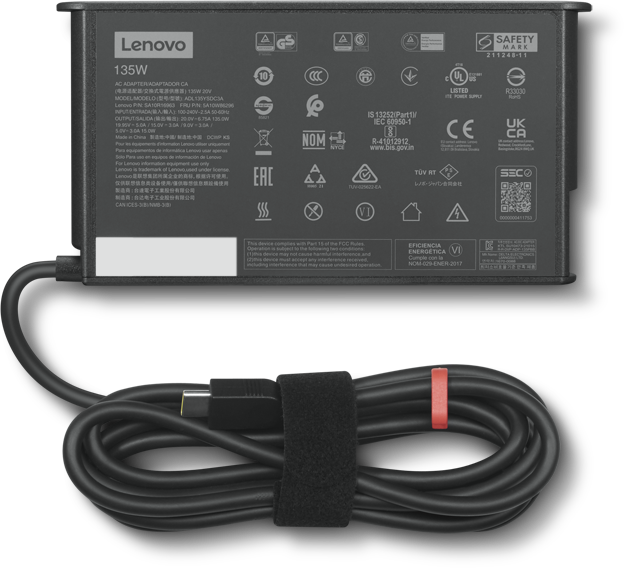 Lenovo 135W laptop töltő. Fekete töltő csatlakoztatott kábellel és tépőzárral. Piros szalag a kábelen.