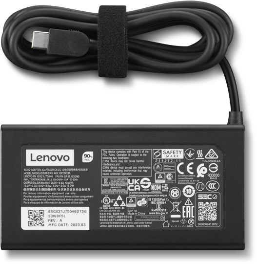 Fekete Lenovo laptop töltő USB-C csatlakozóval és csatlakoztatott kábellel. A töltőn adatok vannak nyomtatva.