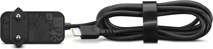 Fekete Lenovo 65 W-os hálózati adapter kábellel, csatlakozóval és tépőzáras pánttal. Az adapter két csatlakozóval rendelkezik.