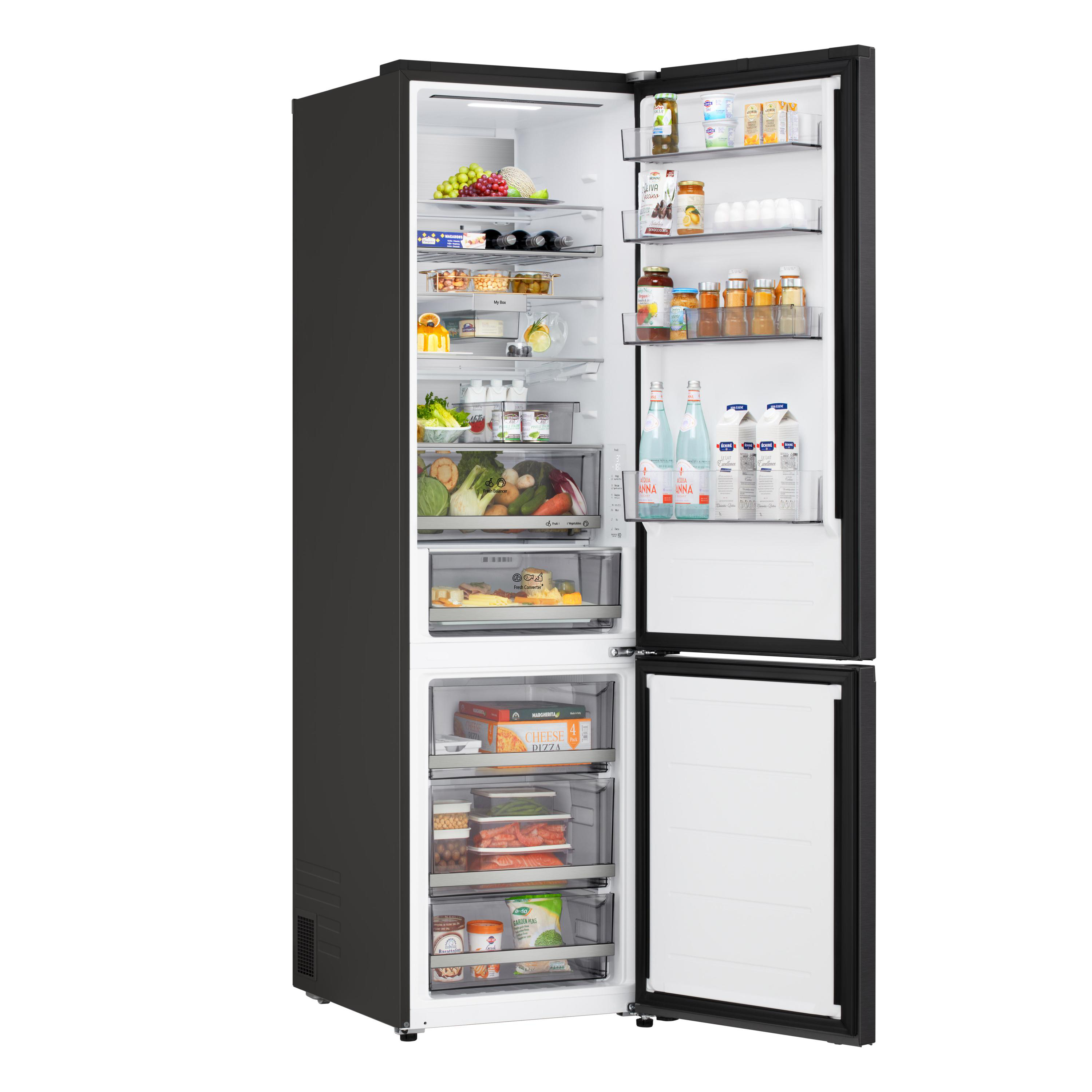 Offener schwarzer Kühlschrank mit Lebensmitteln. Früchte, Gemüse, Getränke und Tiefkühlpizzen sind zu sehen.