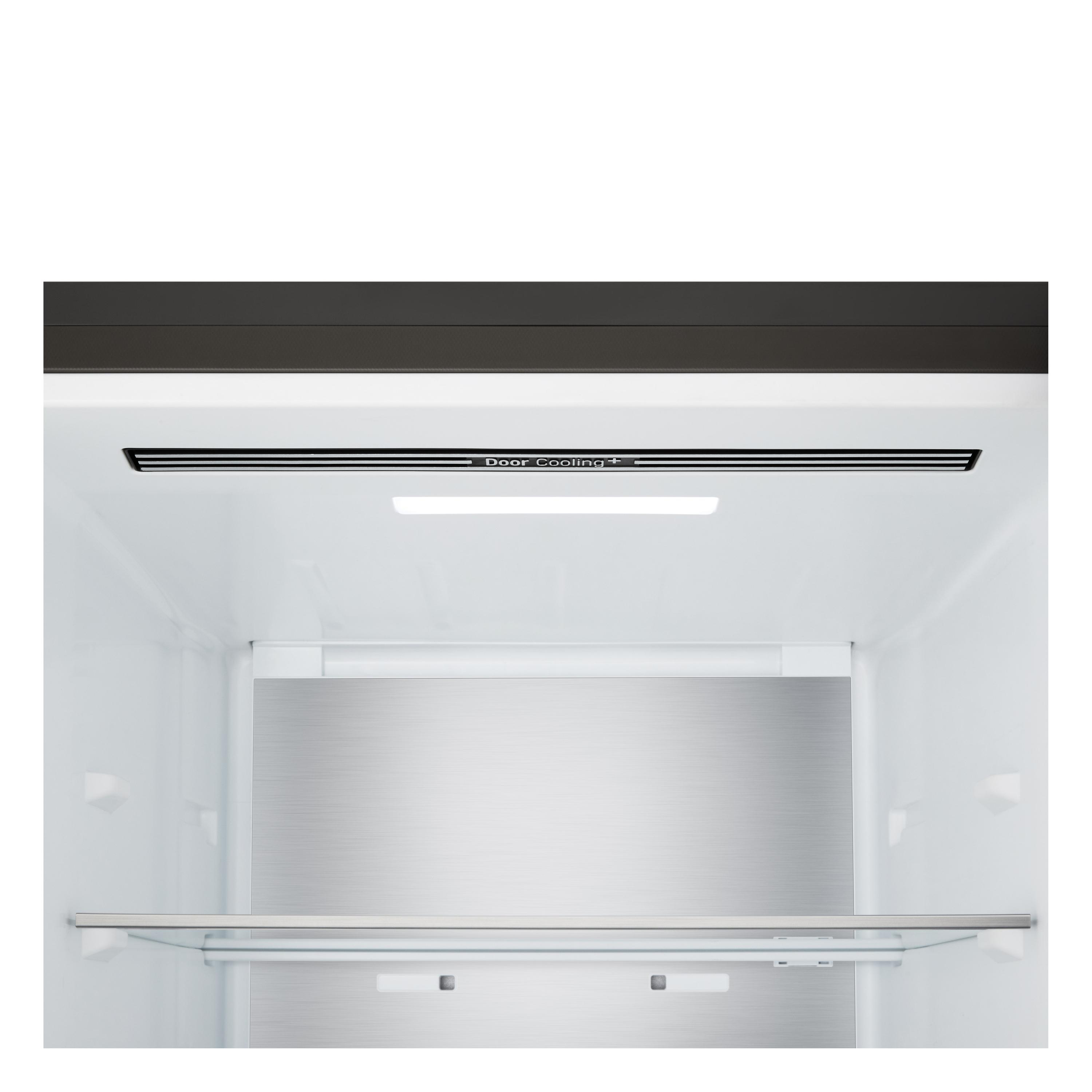Im Kühlschrank sind ein Glasregal und eine Metallrückwand sichtbar. Door Cooling+ ist oben beschriftet.
