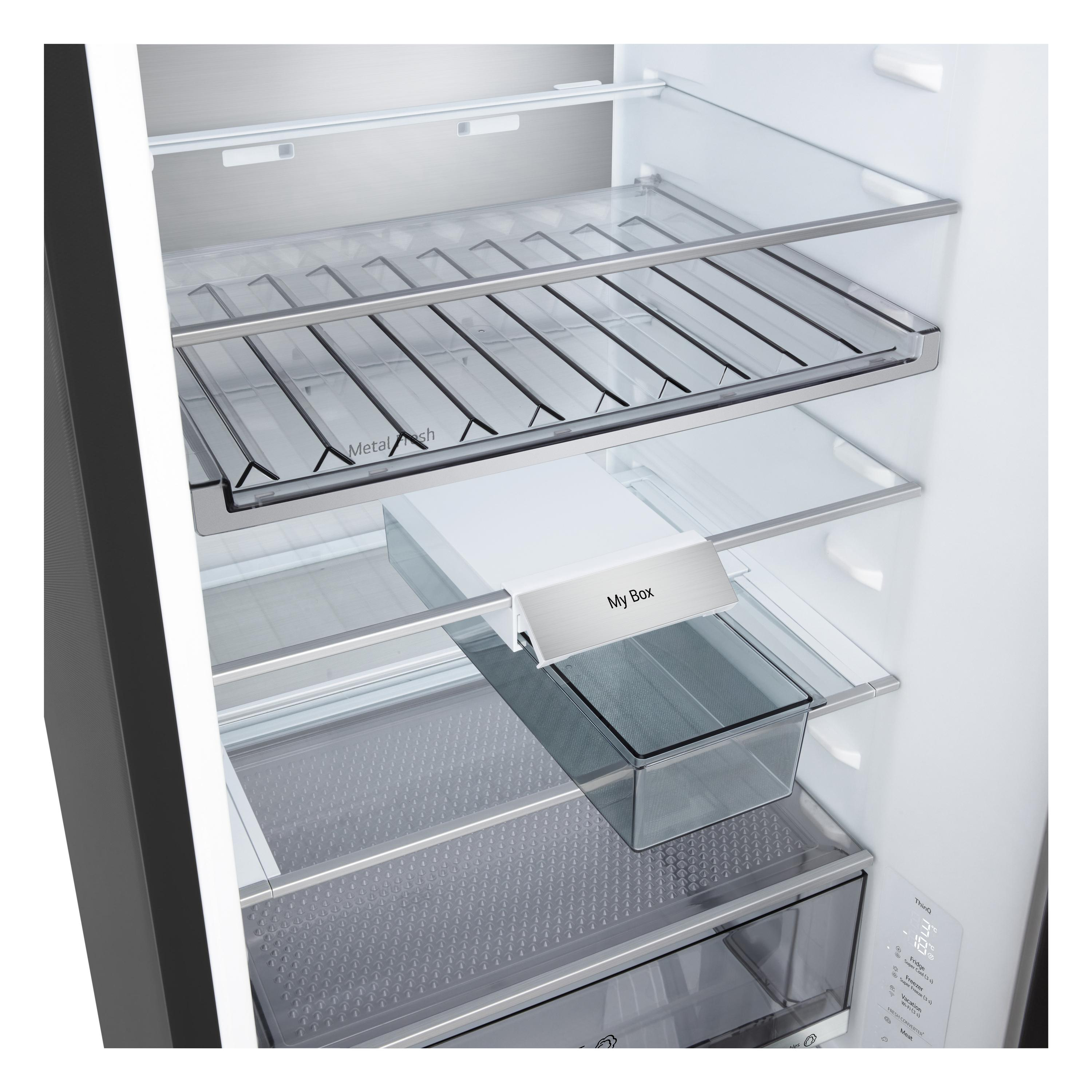Im Kühlschrank sind Regale, Schubladen und ein 'My Box'-Behälter zu sehen. Metallakzente und eine Digitalanzeige sind zu sehen.