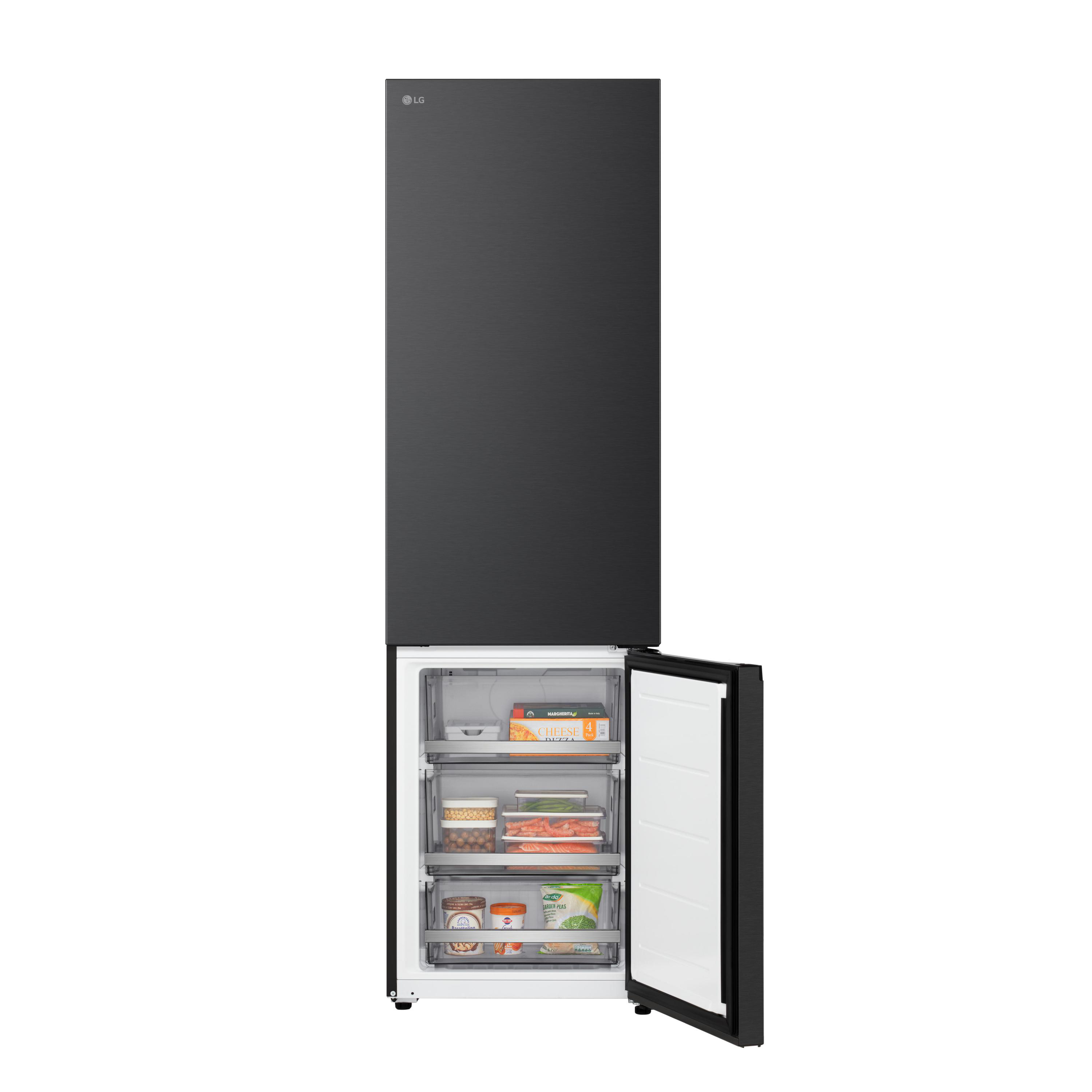 Schwarzer LG-Kühlschrank mit offener Gefriertür. Pizza, Tiefkühlkost sichtbar. Weißer Hintergrund.