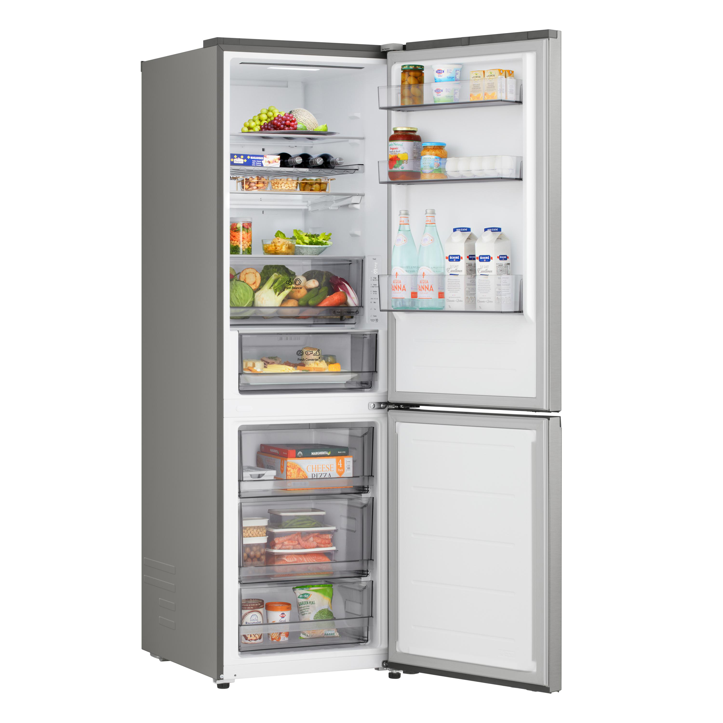 Offener Kühlschrank voller Lebensmittel: Obst, Gemüse, Getränke und Tiefkühlpizzas. Es ist ein silbernes Zweitürmodell.