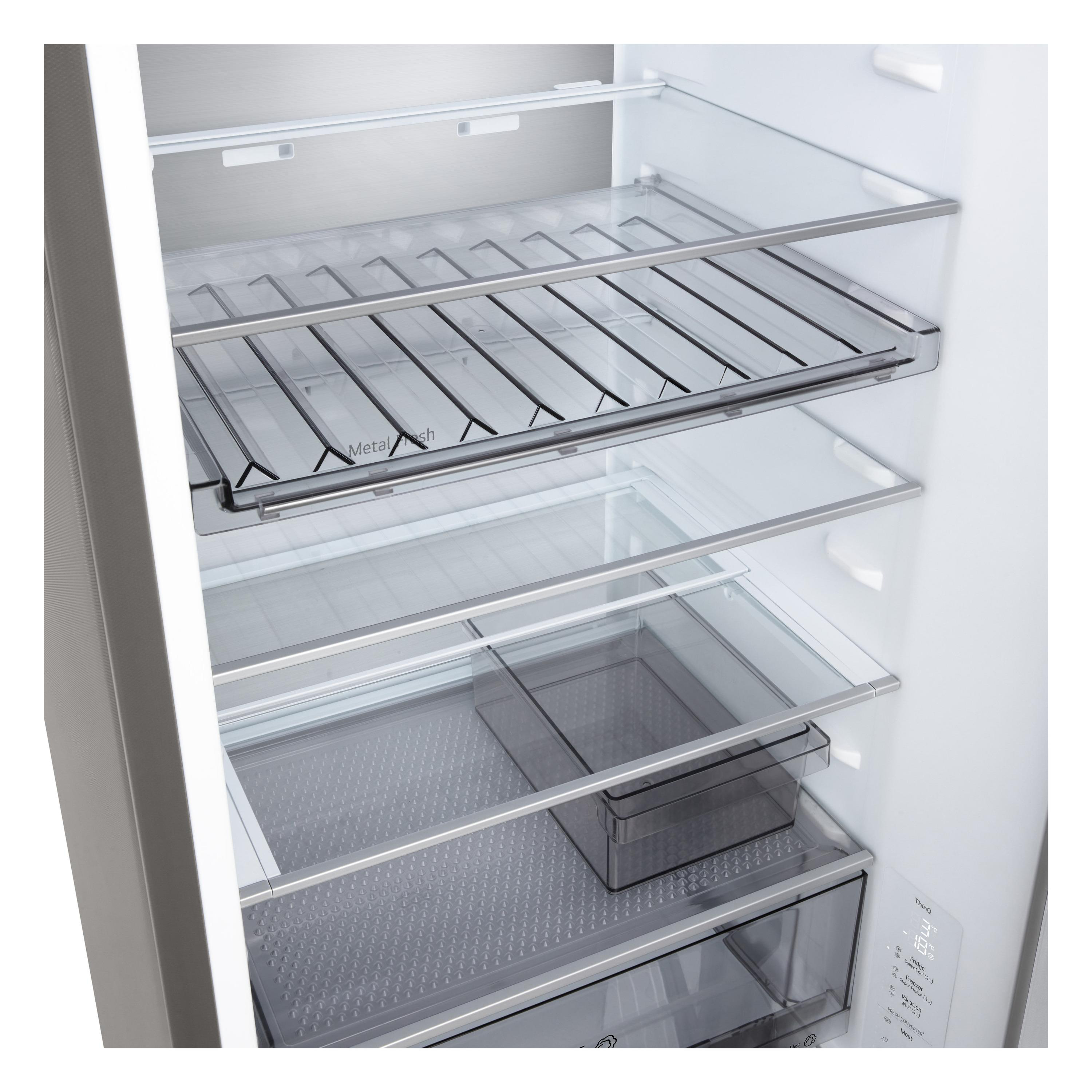 Offener Kühlschrankinnenraum mit Regalen, Schubladen und metallischen Akzenten. Merkmale sind ein Metal Fresh Regal, Temperaturregler und ein Display.
