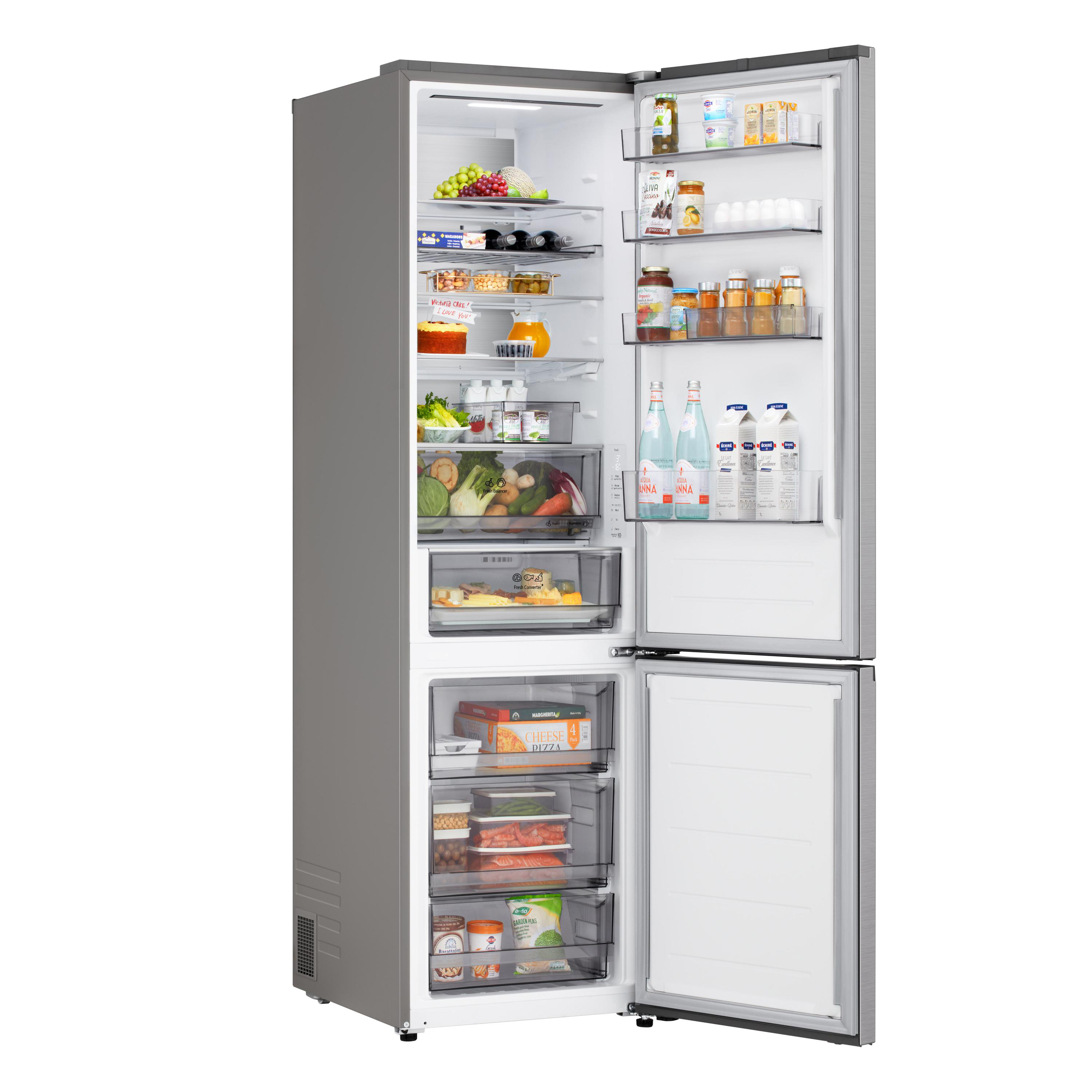 Offener Kühlschrank mit Lebensmitteln: Obst, Gemüse, Getränke und verpackte Waren, mit Gefrierfach unten.