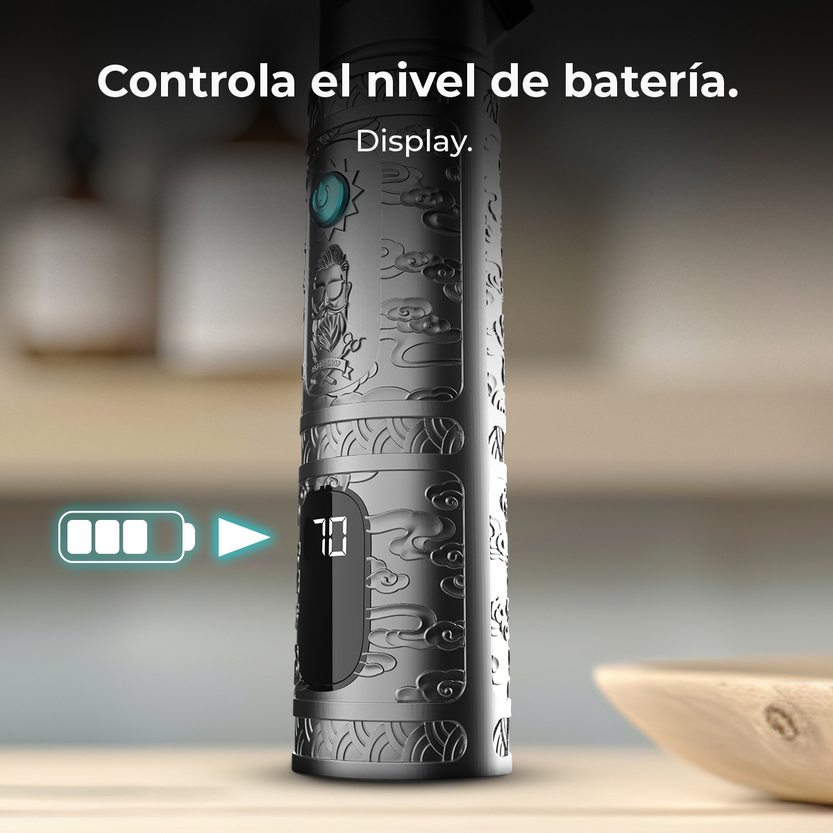 Un dispositivo metálico con pantalla de nivel de batería. Patrones intrincados y pantalla digital que muestra '77'.