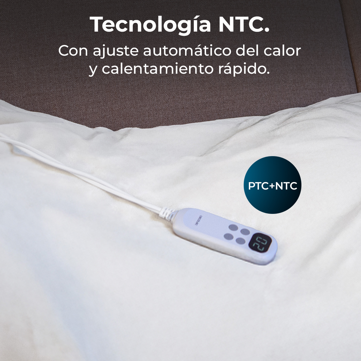 Panel de control de manta térmica blanca con botones y pantalla de temperatura. La manta está sobre una superficie blanca, texto arriba.