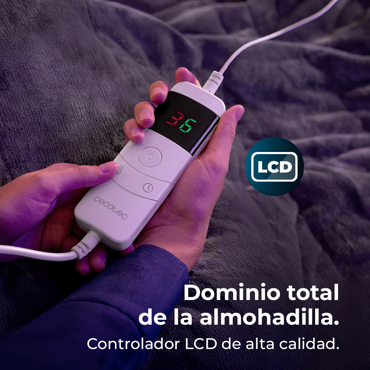 Una persona sostiene un controlador blanco que muestra 36. El controlador está conectado a una superficie gris, con el texto LCD y detalles.