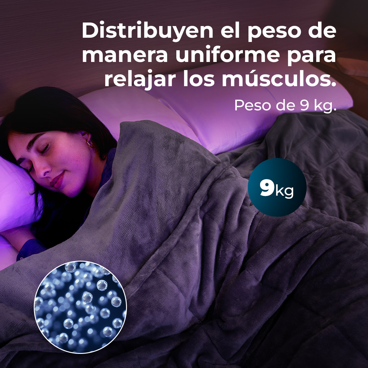 Una mujer duerme bajo una manta gris en una cama. El texto dice que la manta distribuye el peso para relajar los músculos. Se muestra un peso de 9 kg.