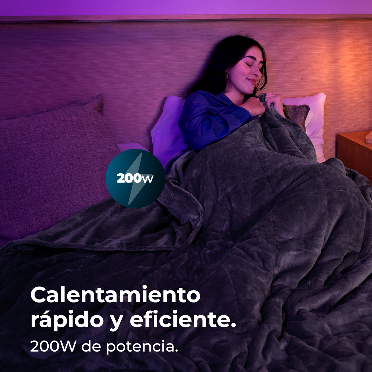 Una mujer sonríe bajo una manta gris en una cama. El texto dice: 'Calentamiento rápido y eficiente. 200W de potencia.'