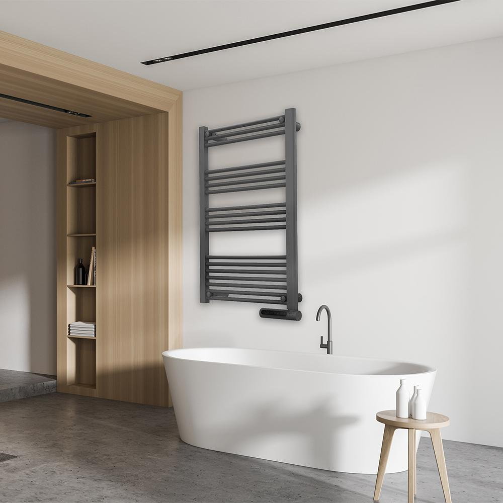 Un baño moderno con bañera blanca, toallero gris y taburete de madera. Estantería en el fondo.