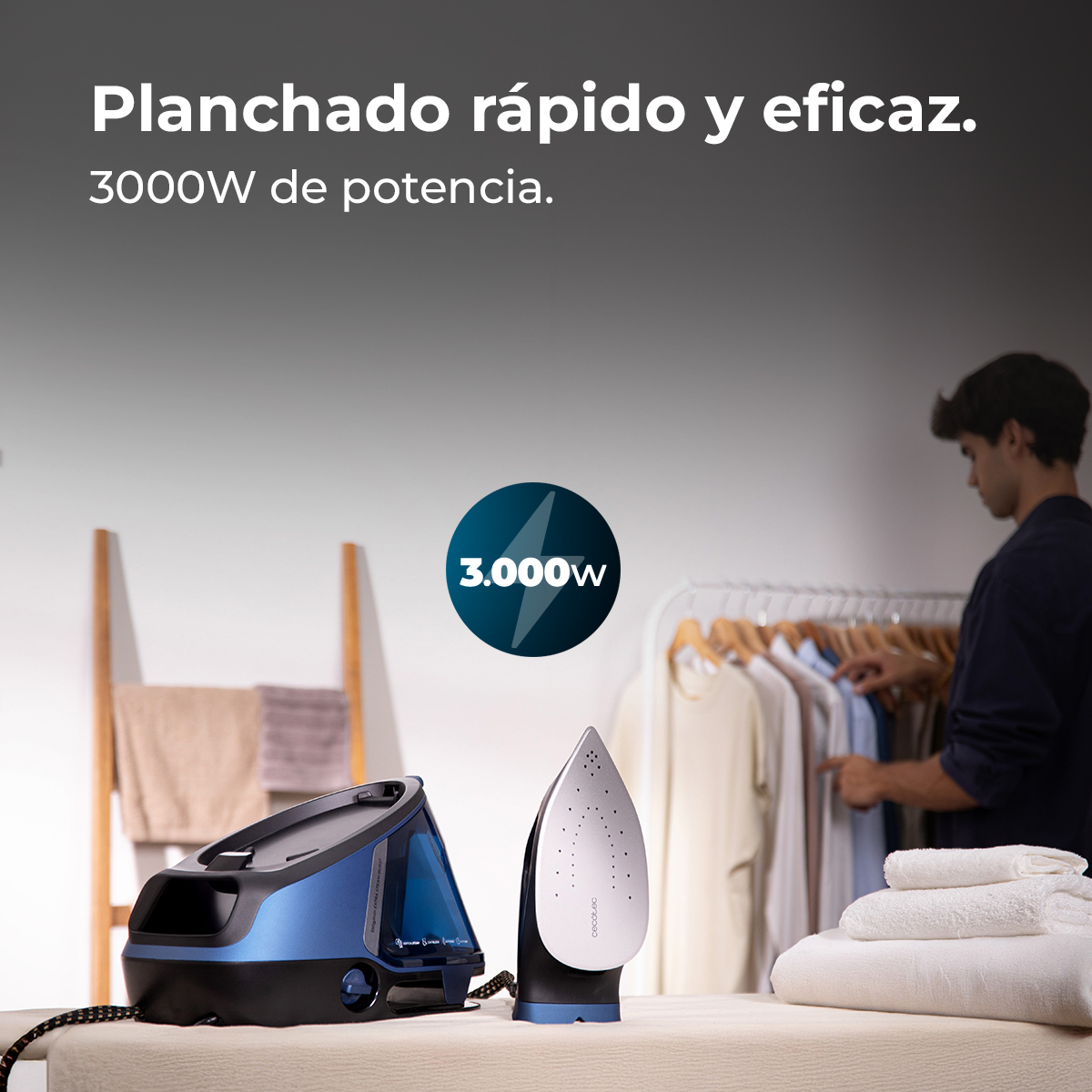 Plancha y estación de planchado sobre una mesa. Un hombre en el fondo selecciona ropa de un perchero. Toallas apiladas. Texto: planchado rápido.