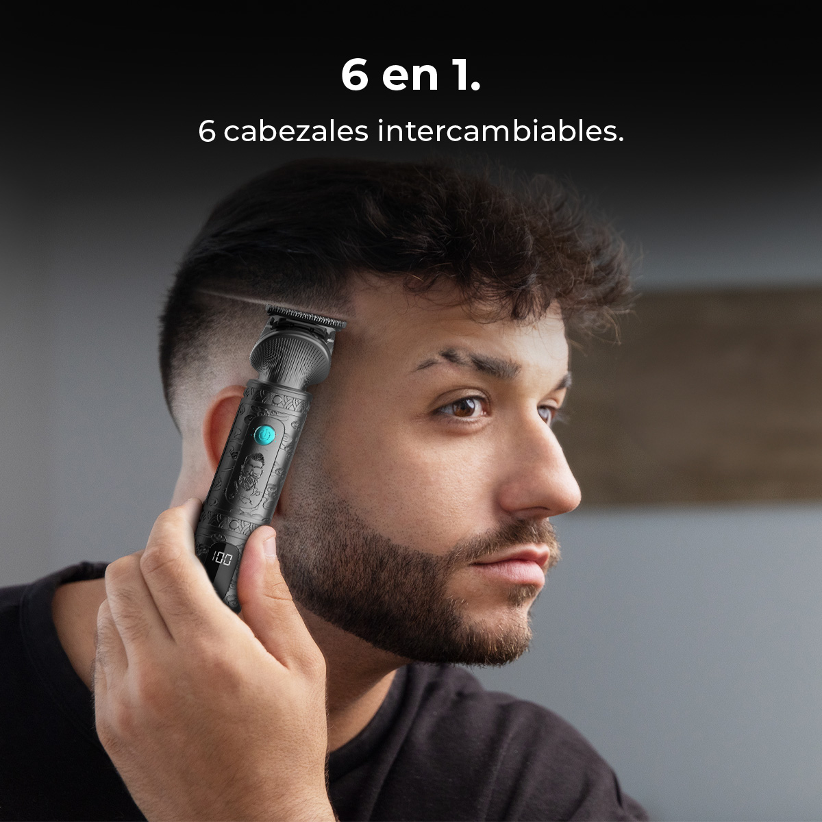Un hombre usa una cortadora de cabello negra en su cabeza. La cortadora tiene una pantalla digital y un botón azul. El hombre tiene barba.