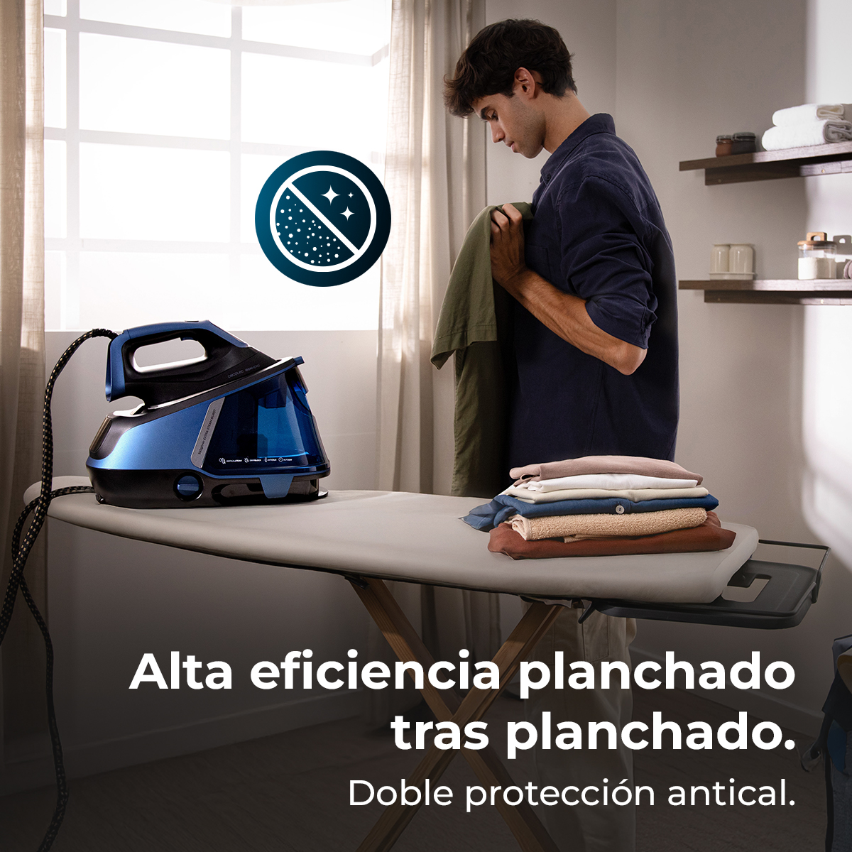Un hombre plancha ropa con una plancha azul sobre una tabla de planchar. Ropa doblada está en la tabla. El texto menciona protección antical.