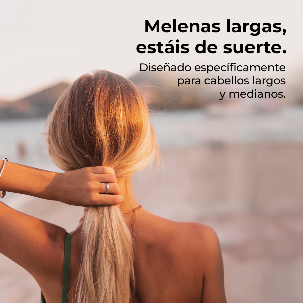 Una mujer rubia se agarra la cola de caballo. El texto dice: 'Melena larga, estáis de suerte. Diseñado para cabello largo y mediano.'