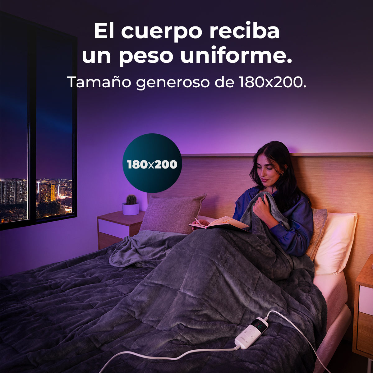 Mujer en cama, leyendo bajo una manta gris. Texto: 'El cuerpo reciba un peso uniforme' y '180x200'. Vista de la ciudad por la ventana.
