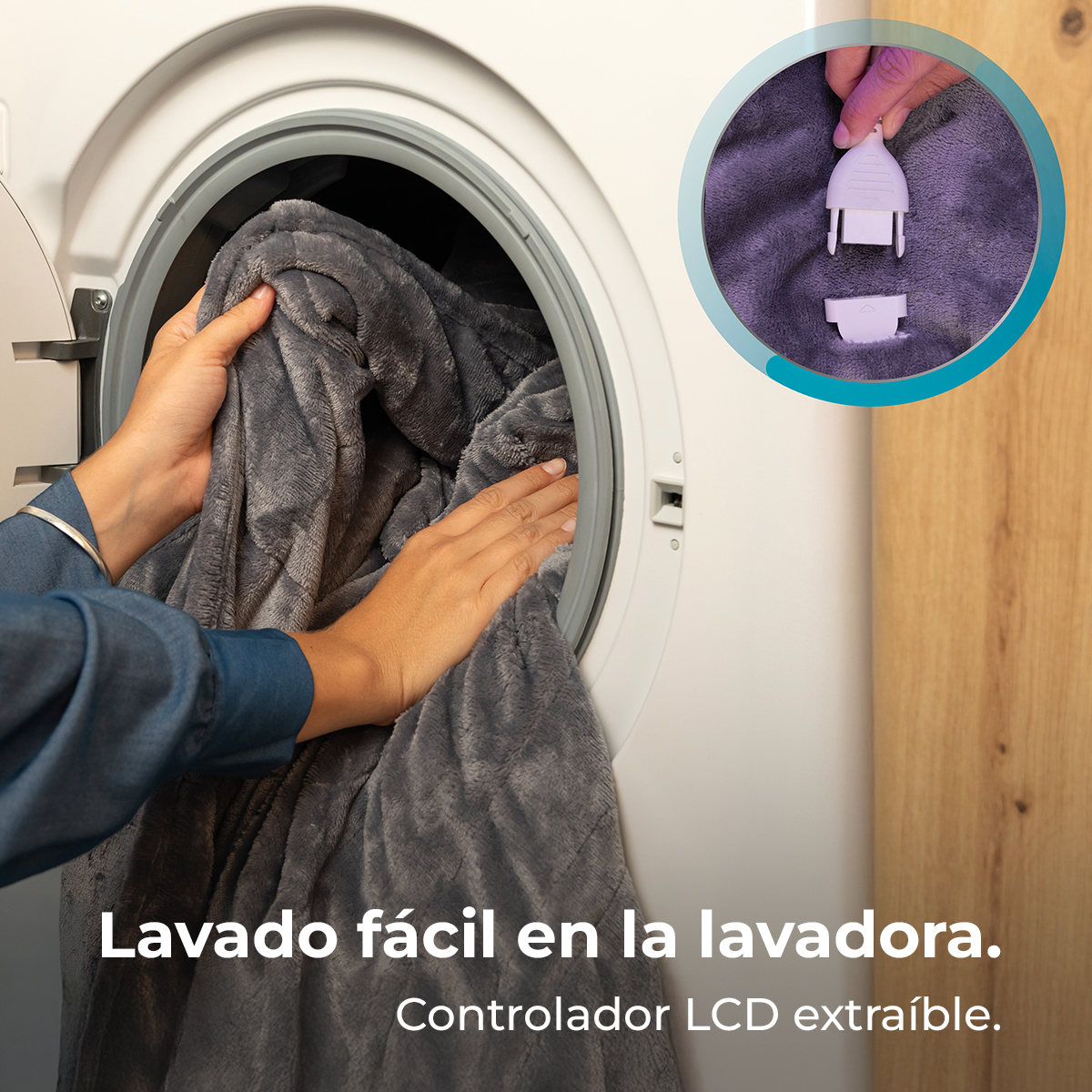 Manos colocan una manta gris en una lavadora. Un recuadro circular muestra un enchufe blanco conectado a la manta.