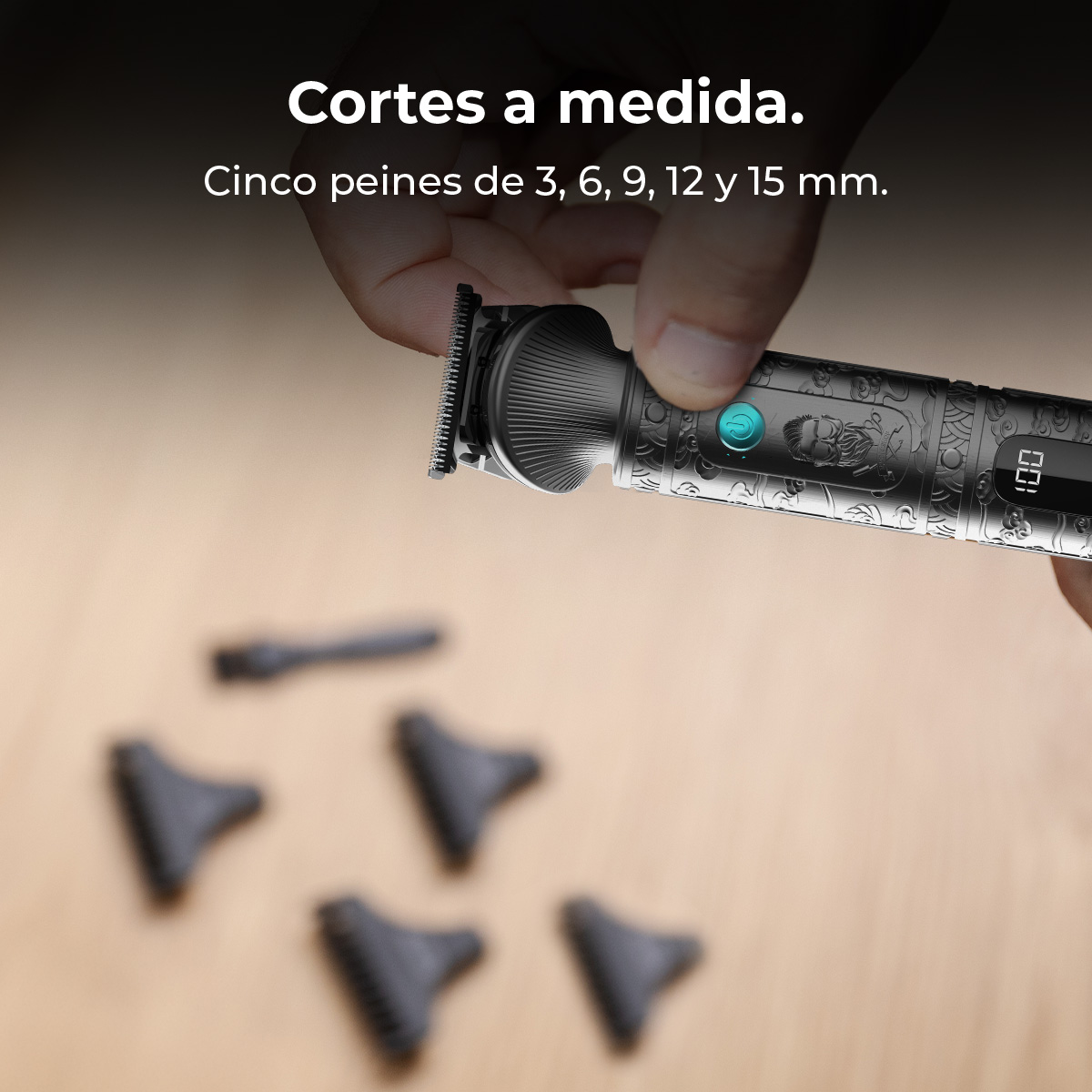 Una mano sostiene una cortadora de pelo negra. Cinco accesorios negros borrosos en el primer plano. Texto en español arriba.