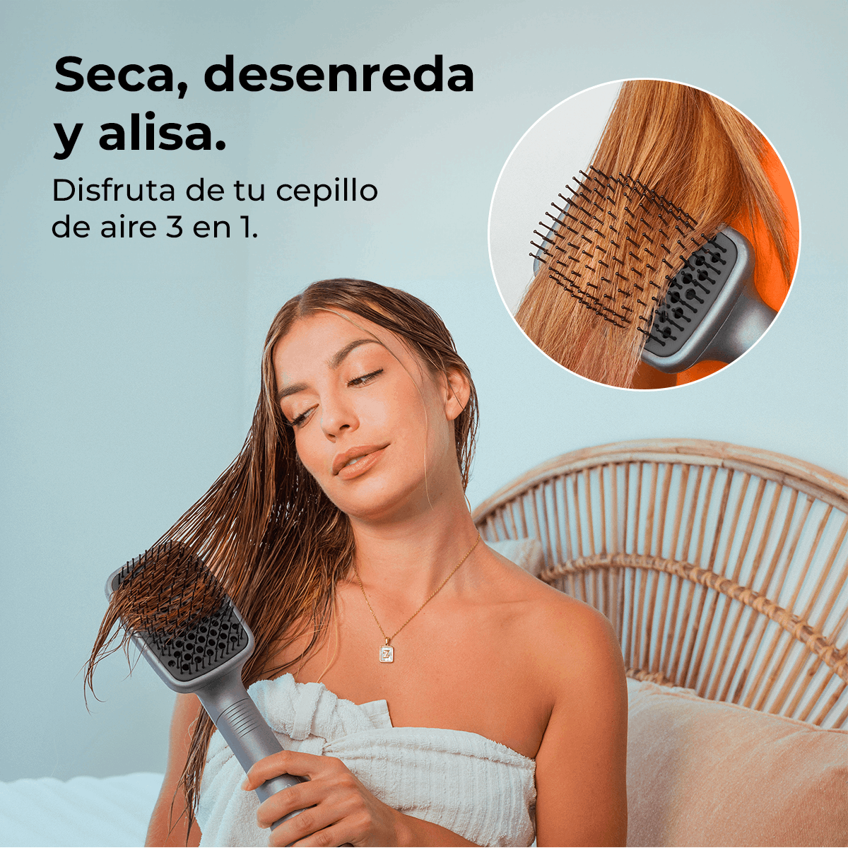 Una mujer usa un cepillo para el pelo sobre cabello mojado, envuelta en una toalla. La imagen tiene texto en español y muestra un primer plano del cepillo sobre el cabello.