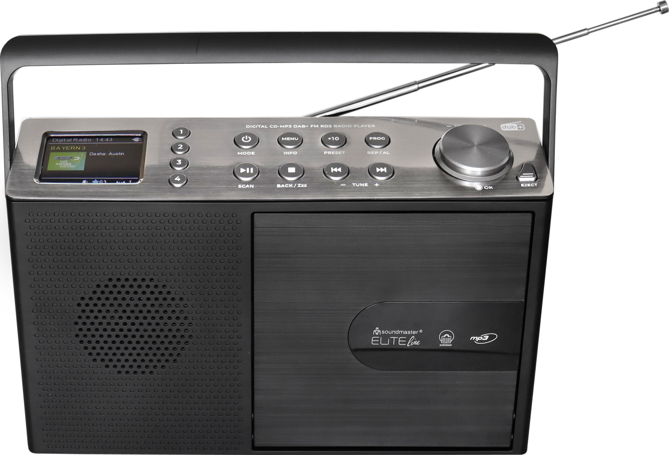 Une radio noire et argentée affiche un écran avec des informations radio. Elle possède des boutons et une fente CD.