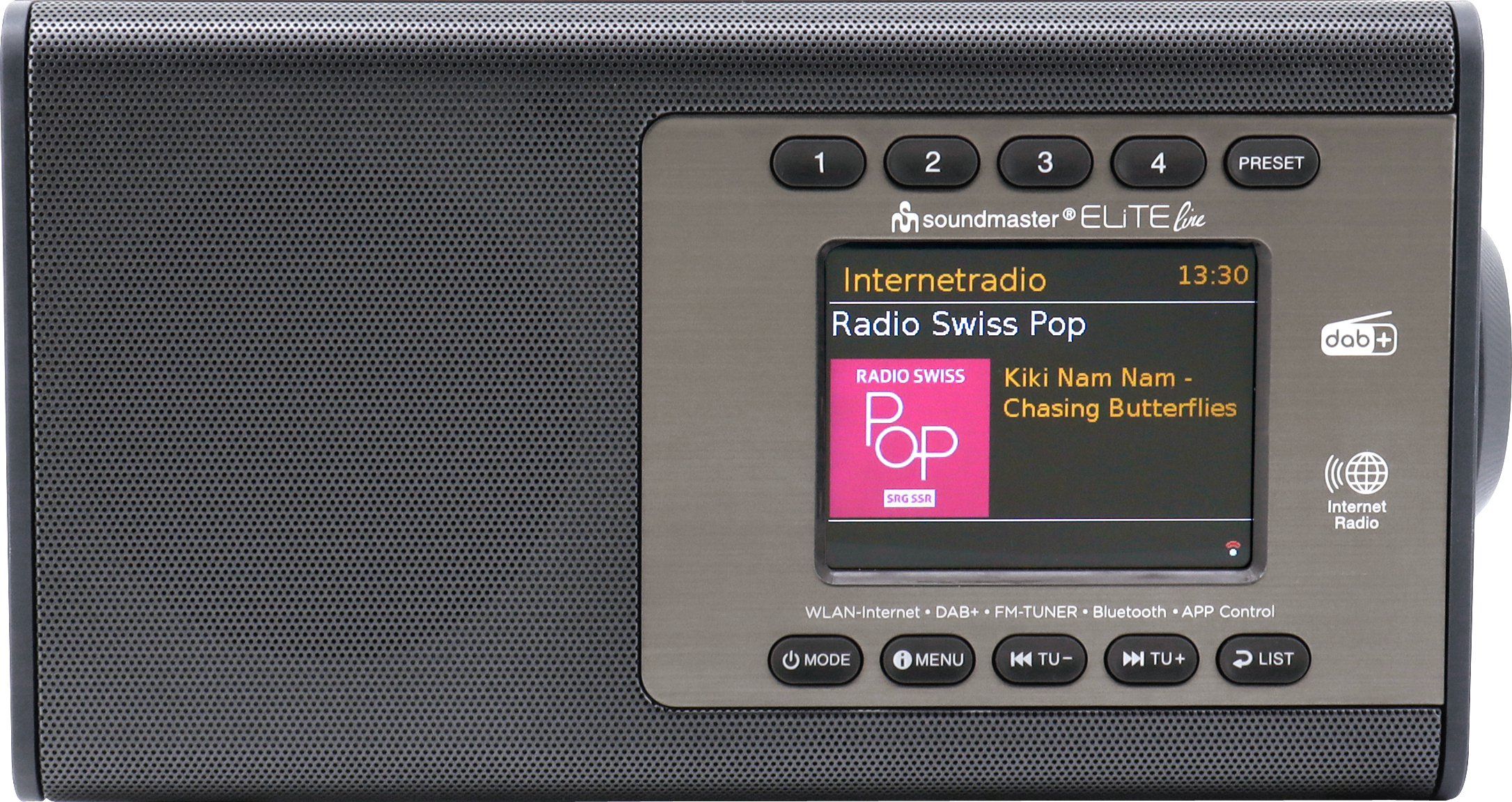 Une radio soundmaster affiche la station de radio actuelle et l'heure. L'écran affiche 'Radio Swiss Pop' et 'Kiki Nam Nam - Chasing Butterflies'.