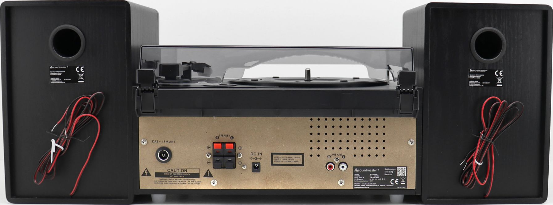 Un sistema stereo con giradischi, altoparlanti e un pannello di controllo con vari ingressi e uscite.