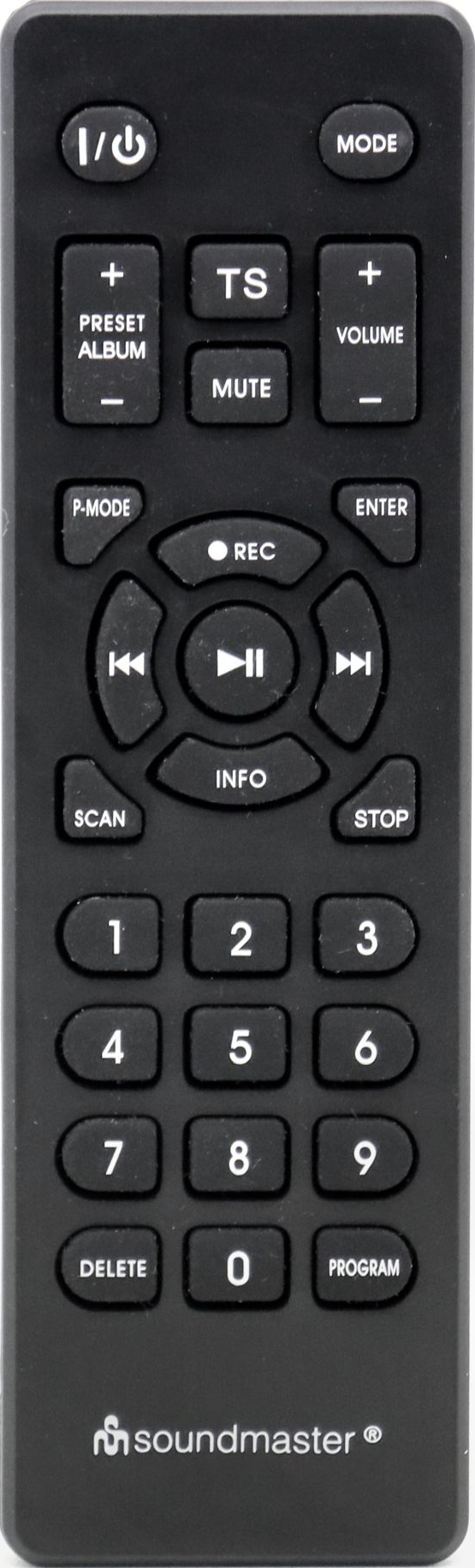 Telecomando nero con pulsanti per accensione, volume, numeri e controlli multimediali. Logo del marchio in basso.