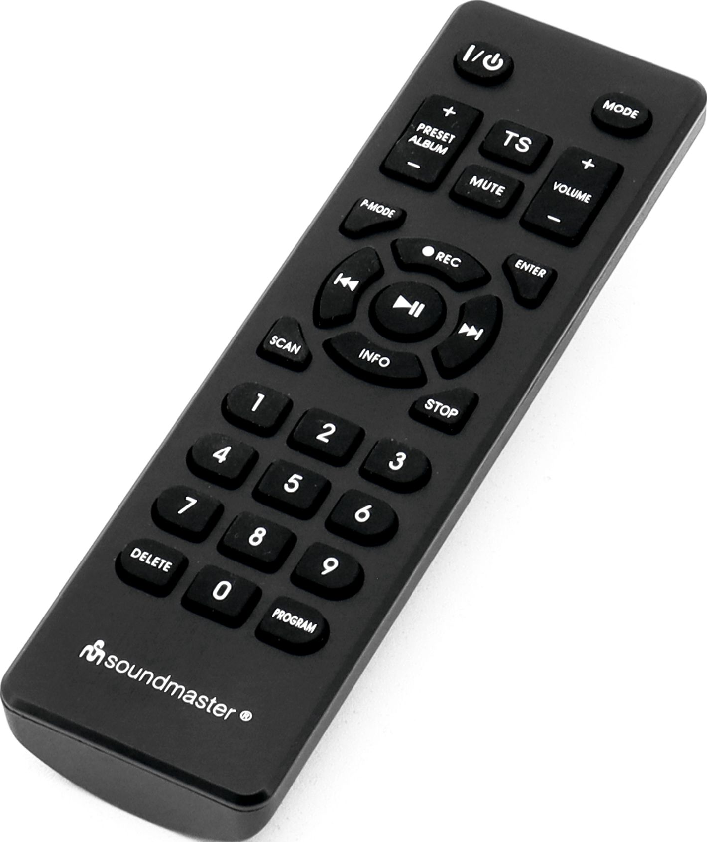 Un telecomando Soundmaster nero con molti pulsanti, inclusi numeri, volume e controlli di riproduzione. Lo sfondo è bianco.