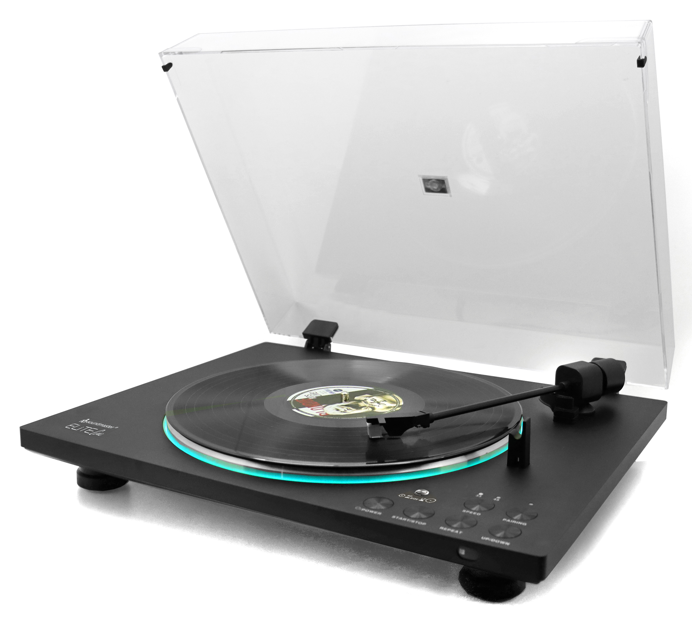 Une platine vinyle noire avec un couvercle transparent, jouant un disque vinyle. Commandes visibles.