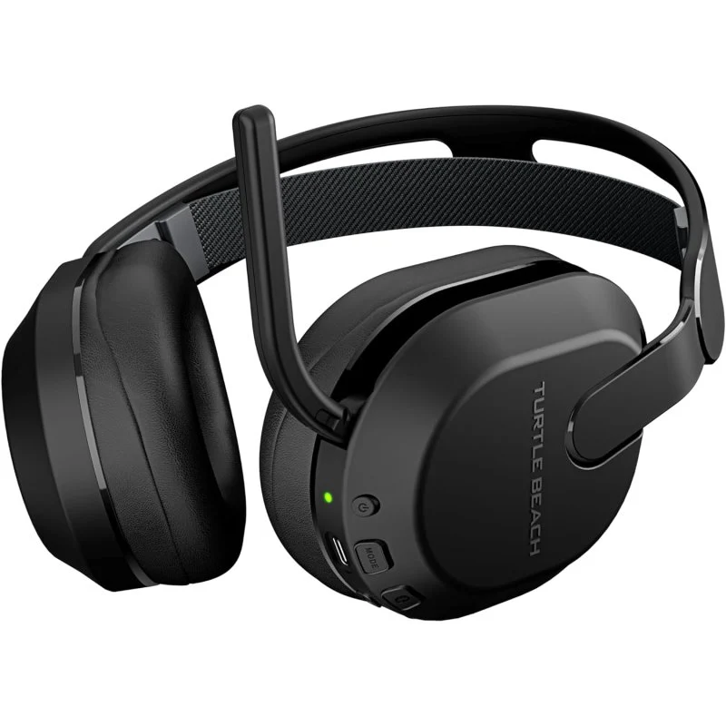 Auriculares Turtle Beach negros con micrófono. Los auriculares están sobre un fondo blanco. Se ven botones y texto.