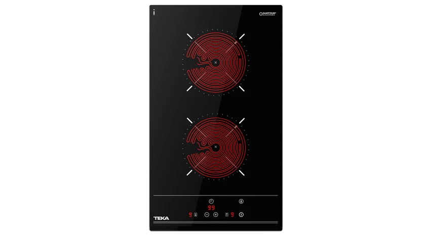 Placa de inducción Teka negra con dos elementos calefactores rojos. La pantalla digital muestra '99'. Botones de control abajo. Fondo negro.